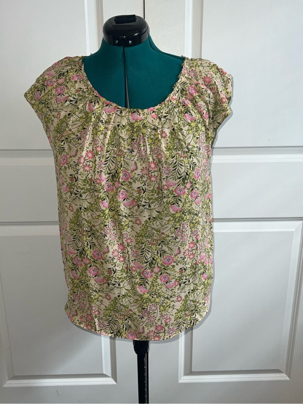 LC Lauren Conrad Pleated Front Bow Back Floral Cap-Sleeve Blouse M